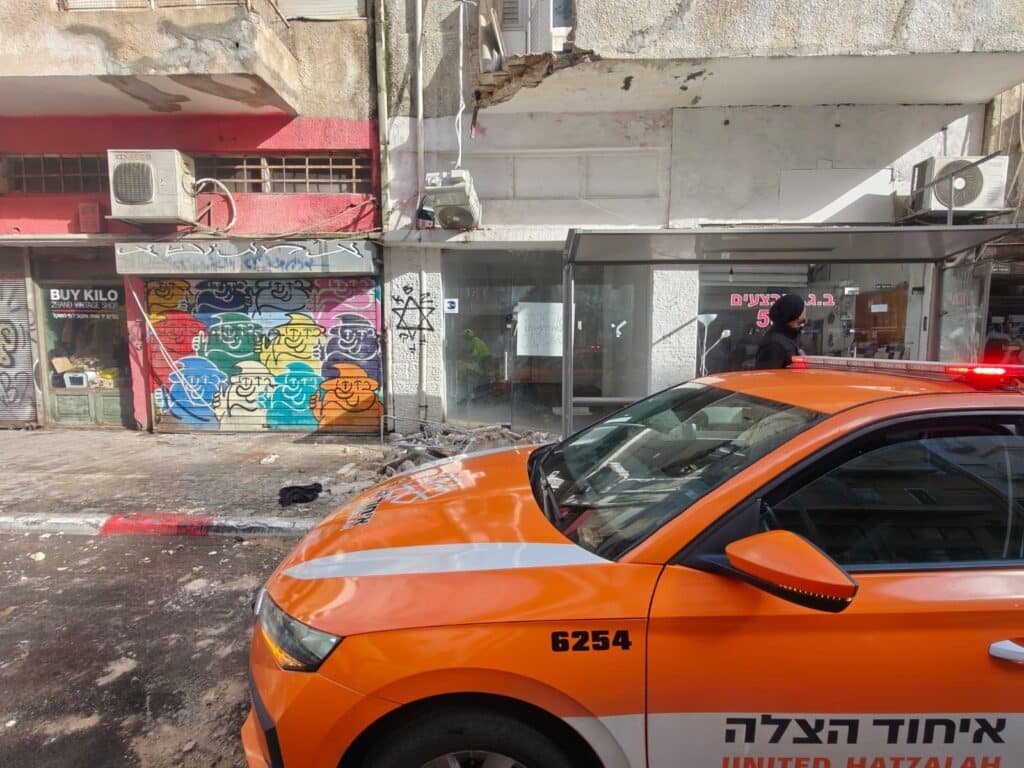 חילוצים מוסקים בשיטפונות, קריסת מרפסת ופינוי בית ספר