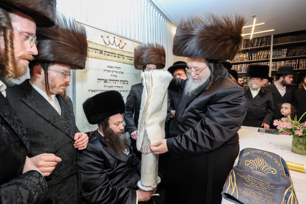 גלריה: הכנסת ספר תורה לבית המדרש סאווראן בירושלים