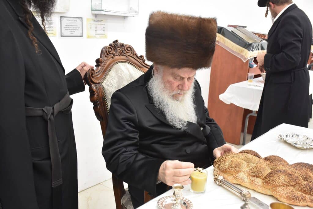 כ"ק אדמו"ר מוואסלוי בעריכת השולחן לרגל הילולת המגיד ממעזריטש