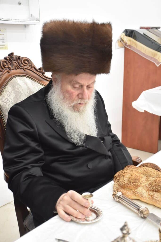 כ"ק אדמו"ר מוואסלוי בעריכת השולחן לרגל הילולת המגיד ממעזריטש