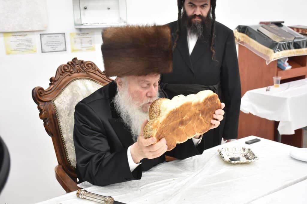 כ"ק אדמו"ר מוואסלוי בעריכת השולחן לרגל הילולת המגיד ממעזריטש