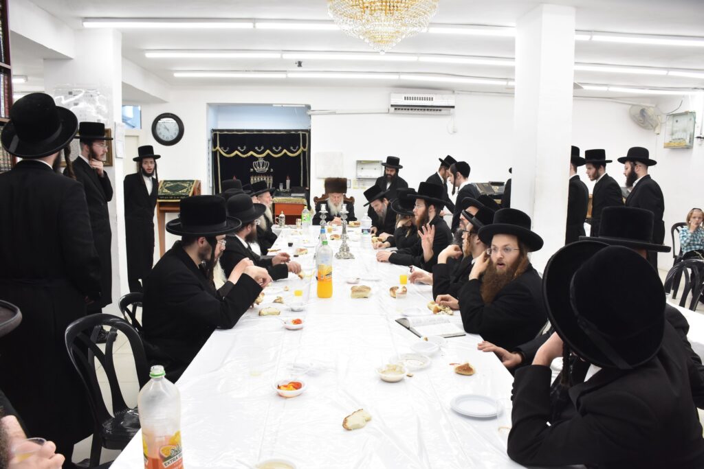 כ"ק אדמו"ר מוואסלוי בעריכת השולחן לרגל הילולת המגיד ממעזריטש