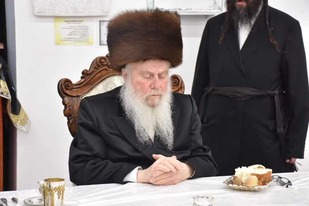 כ"ק אדמו"ר מוואסלוי בעריכת השולחן לרגל הילולת המגיד ממעזריטש