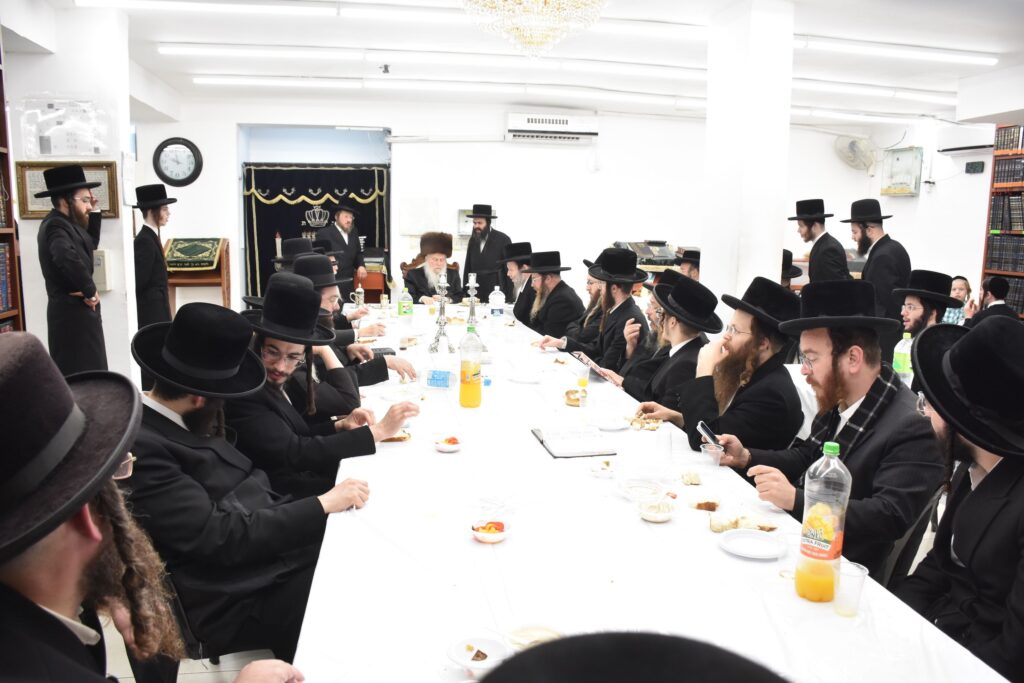 כ"ק אדמו"ר מוואסלוי בעריכת השולחן לרגל הילולת המגיד ממעזריטש