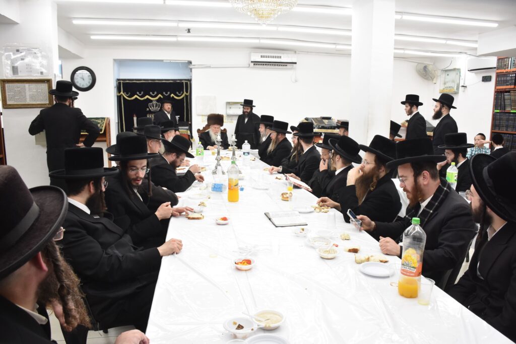 כ"ק אדמו"ר מוואסלוי בעריכת השולחן לרגל הילולת המגיד ממעזריטש