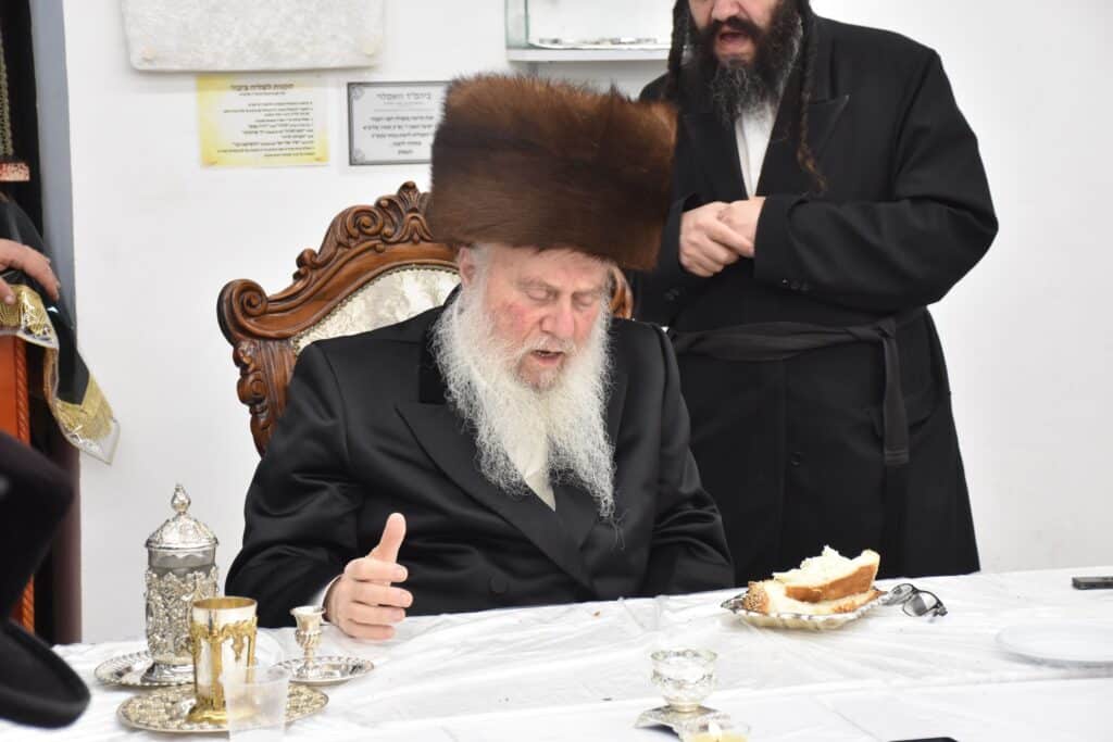 כ"ק אדמו"ר מוואסלוי בעריכת השולחן לרגל הילולת המגיד ממעזריטש