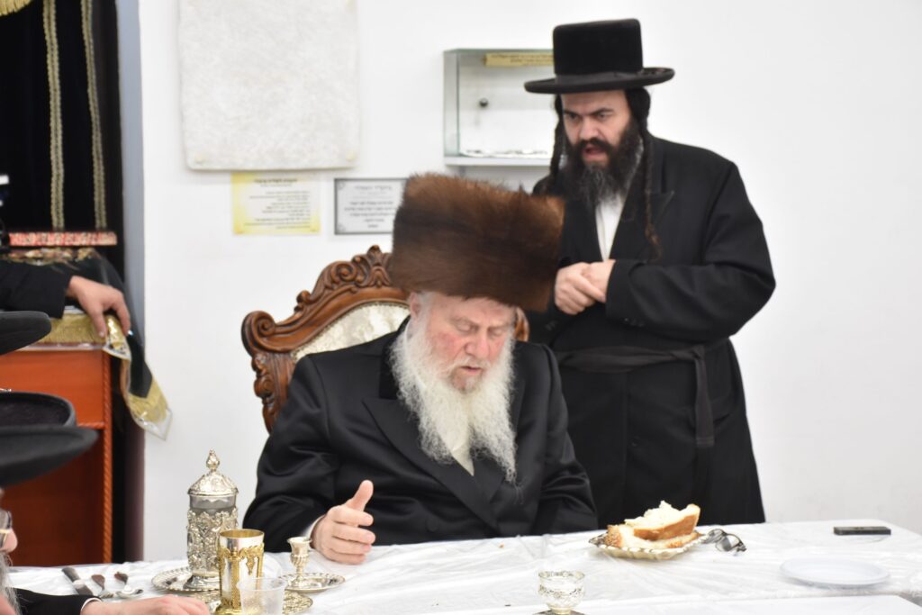 כ"ק אדמו"ר מוואסלוי בעריכת השולחן לרגל הילולת המגיד ממעזריטש