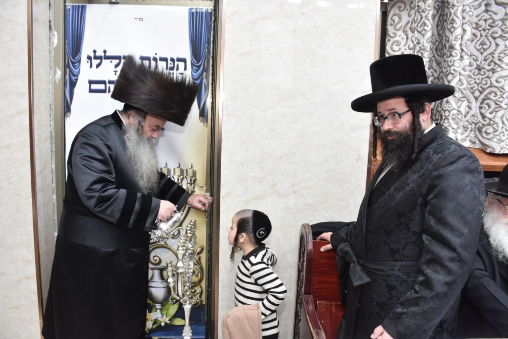 גאב"ד צאנז שיכון ג' בהדלקת נרות חנוכה - צפו בגלריה
