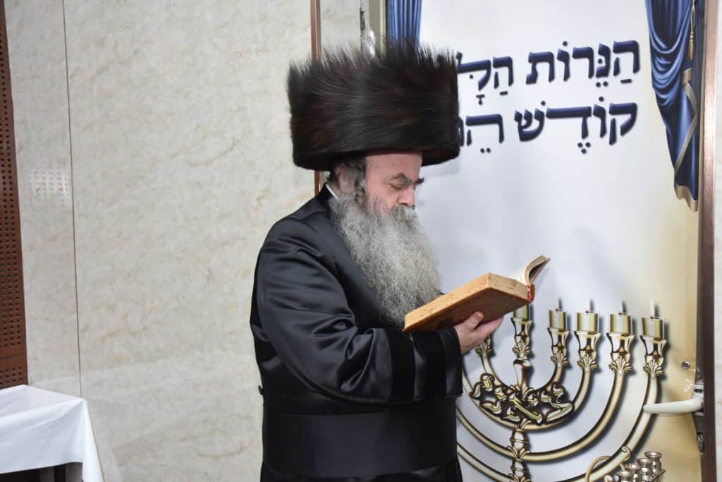 גאב"ד צאנז שיכון ג' בהדלקת נרות חנוכה - צפו בגלריה