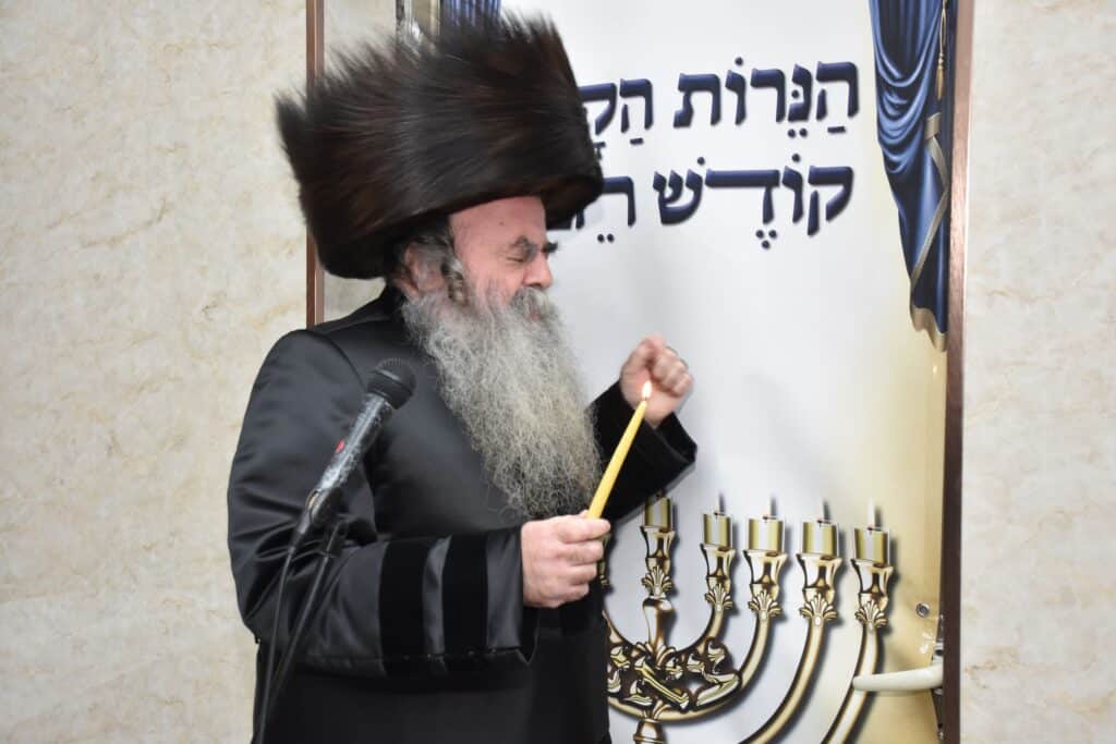 גאב"ד צאנז שיכון ג' בהדלקת נרות חנוכה - צפו בגלריה