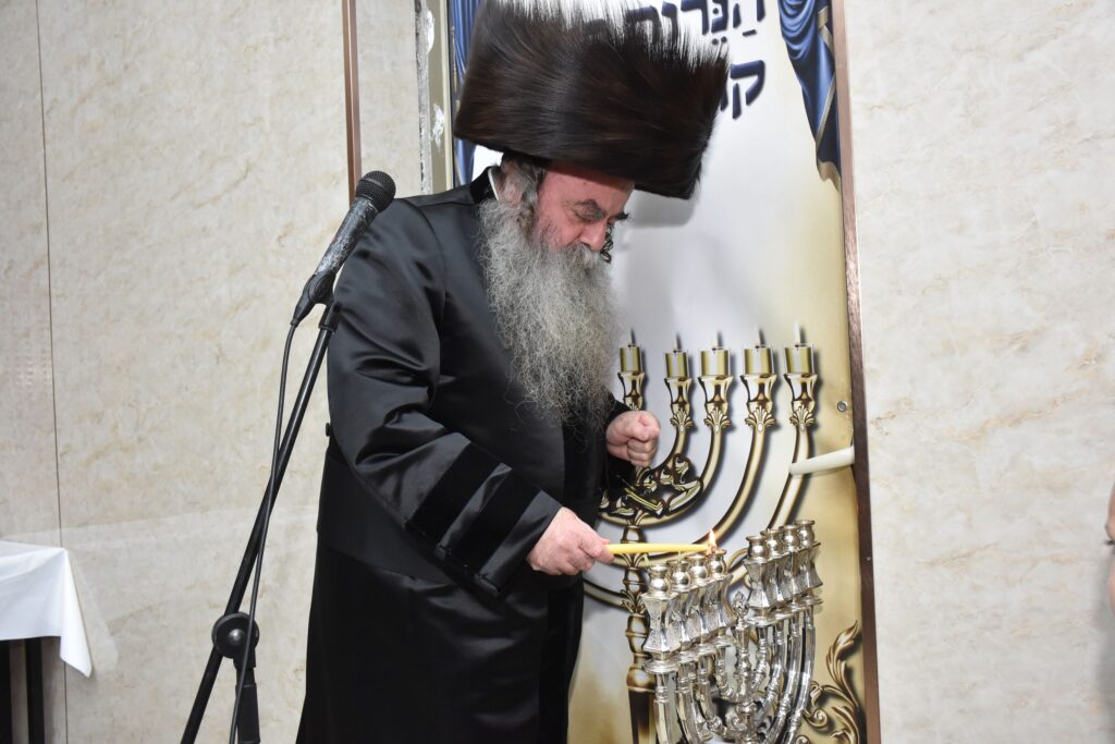 גאב"ד צאנז שיכון ג' בהדלקת נרות חנוכה - צפו בגלריה