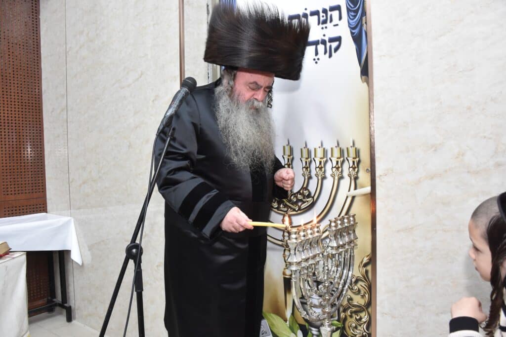 גאב"ד צאנז שיכון ג' בהדלקת נרות חנוכה - צפו בגלריה