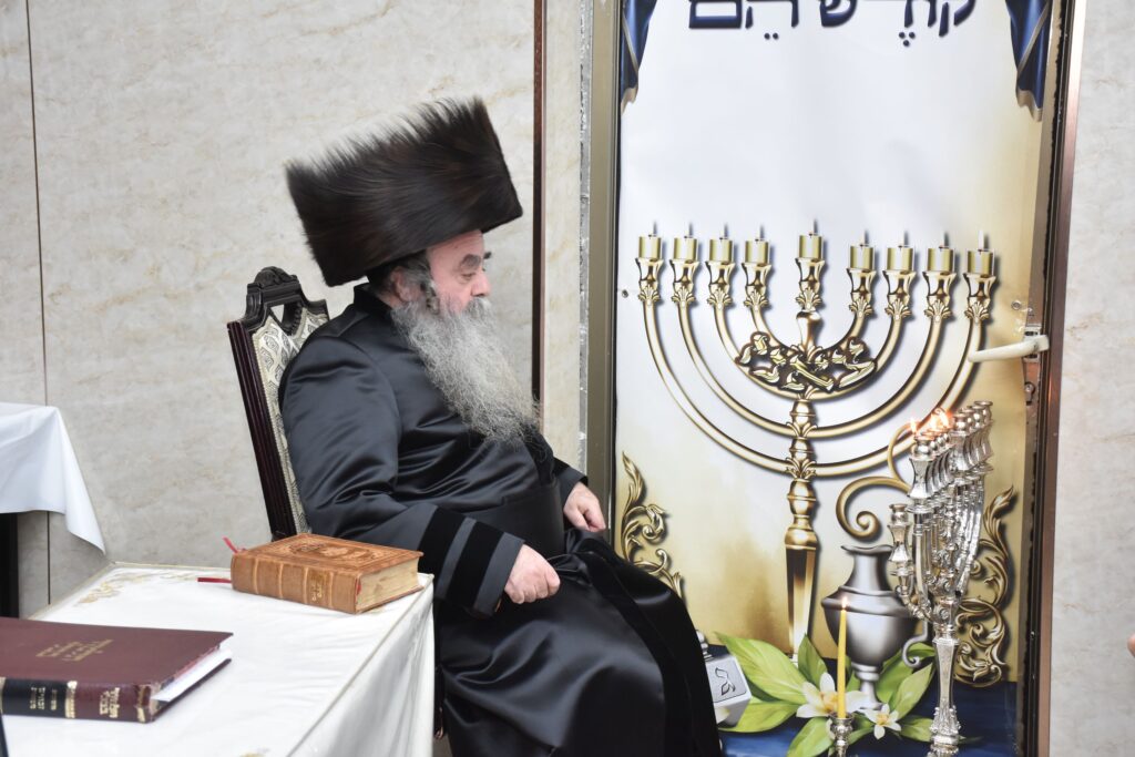 גאב"ד צאנז שיכון ג' בהדלקת נרות חנוכה - צפו בגלריה