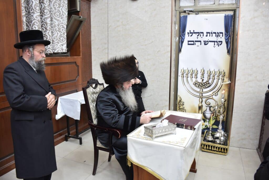 גאב"ד צאנז שיכון ג' בהדלקת נרות חנוכה - צפו בגלריה