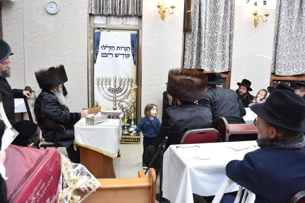 גאב"ד צאנז שיכון ג' בהדלקת נרות חנוכה - צפו בגלריה