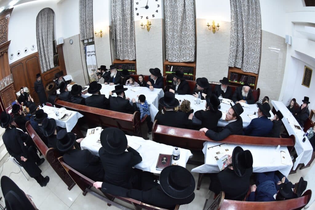 גאב"ד צאנז שיכון ג' בהדלקת נרות חנוכה - צפו בגלריה