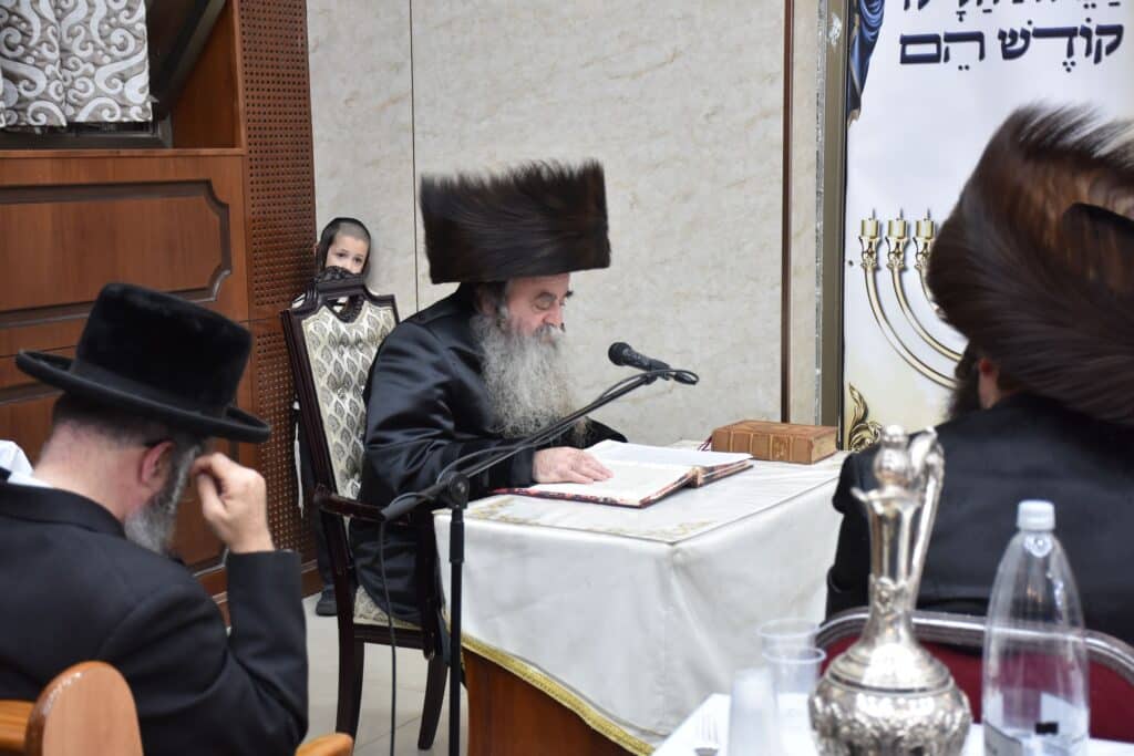 גאב"ד צאנז שיכון ג' בהדלקת נרות חנוכה - צפו בגלריה