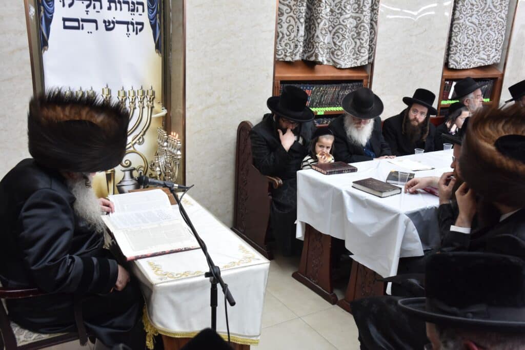 גאב"ד צאנז שיכון ג' בהדלקת נרות חנוכה - צפו בגלריה