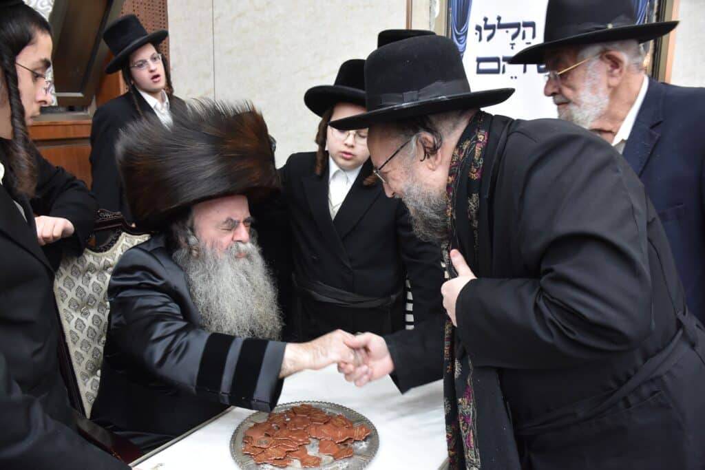 גאב"ד צאנז שיכון ג' בהדלקת נרות חנוכה - צפו בגלריה