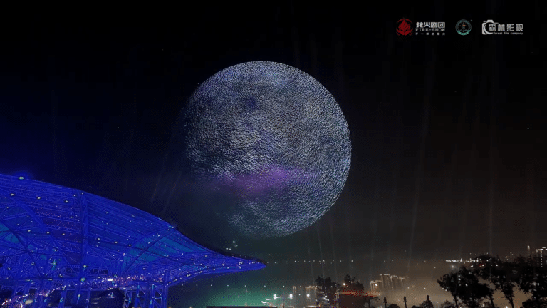 תיעוד מהפנט: 16 אלף רחפנים יצרו מופע שלא נראה כמותו