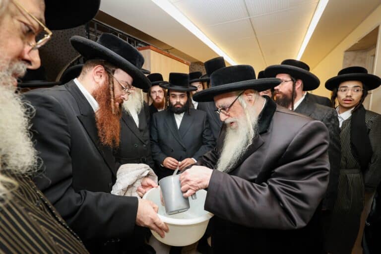 חיזוק ומטבעות לחנוכה: האדמו"ר מצאנז ביקר בבית לפליטות