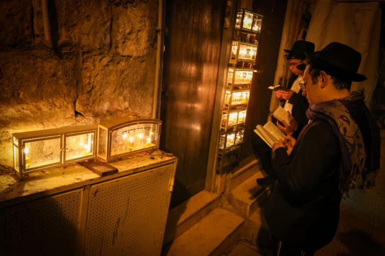 גלריה מרהיבה: במאה שערים הדליקו נר ראשון של חנוכה