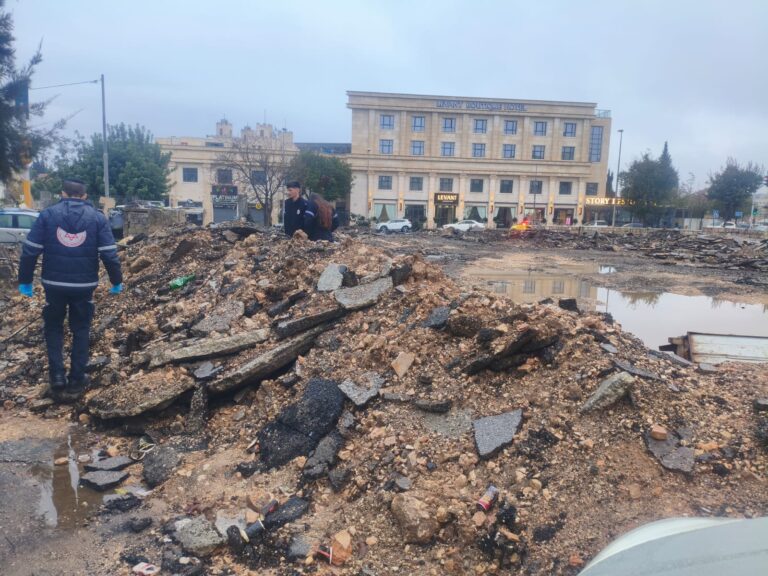 גבר קפא למוות בירושלים; שני ילדים נסחפו בדרכם לת"ת