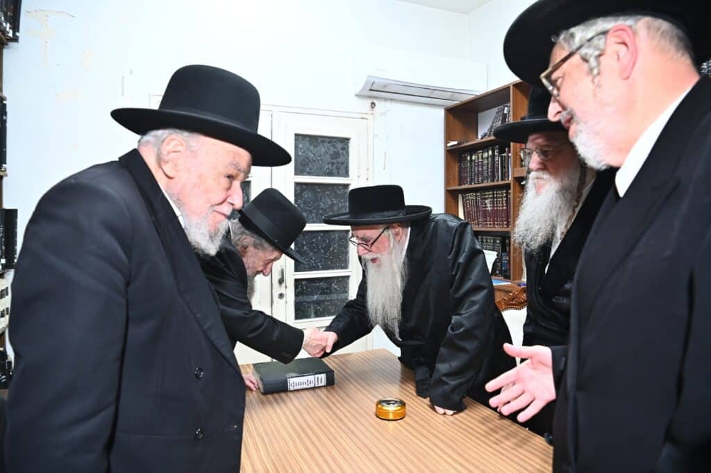 האדמו"רים נועדו עם ראשי הישיבות שהכריעו: "אין שינוי" האדמו"רים נועדו עם ראשי הישיבות שהכריעו: "אין שינוי"