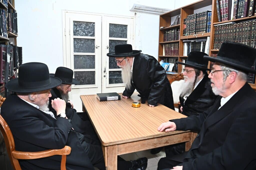 האדמו"רים נועדו עם ראשי הישיבות שהכריעו: "אין שינוי" האדמו"רים נועדו עם ראשי הישיבות שהכריעו: "אין שינוי"