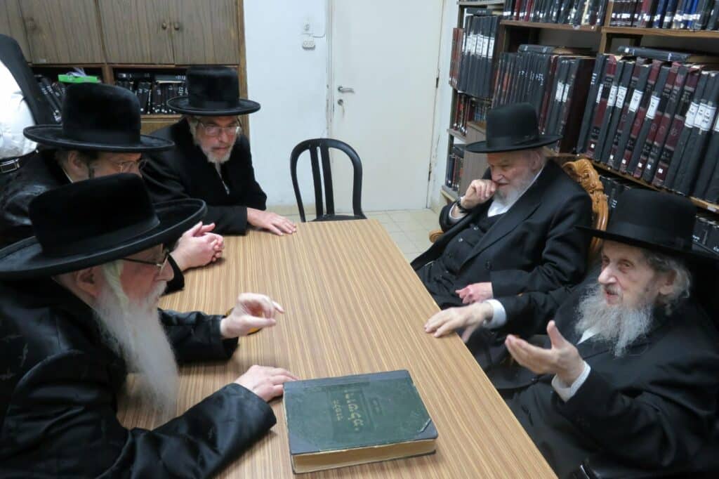 האדמו"רים נועדו עם ראשי הישיבות שהכריעו: "אין שינוי" האדמו"רים נועדו עם ראשי הישיבות שהכריעו: "אין שינוי"