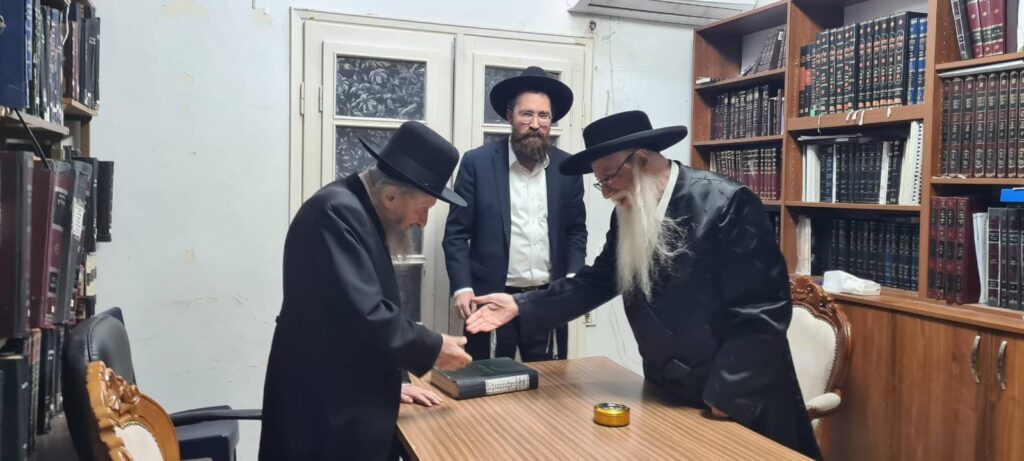 האדמו"רים נועדו עם ראשי הישיבות שהכריעו: "אין שינוי" האדמו"רים נועדו עם ראשי הישיבות שהכריעו: "אין שינוי"