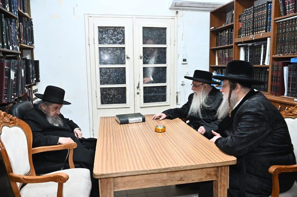 האדמו"רים נועדו עם ראשי הישיבות שהכריעו: "אין שינוי" האדמו"רים נועדו עם ראשי הישיבות שהכריעו: "אין שינוי"