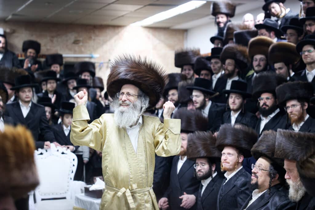 גלריה: הגה"צ רבי אלימלך בידרמן עם חבורת אש קודש 