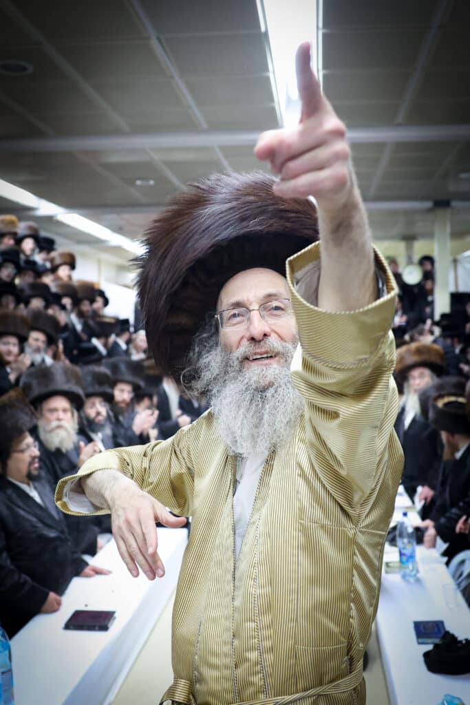 גלריה: הגה"צ רבי אלימלך בידרמן עם חבורת אש קודש 