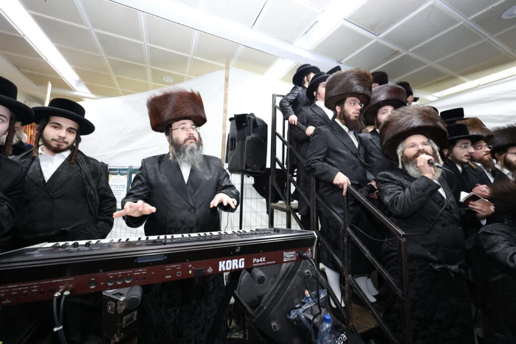 גלריה: הגה"צ רבי אלימלך בידרמן עם חבורת אש קודש 