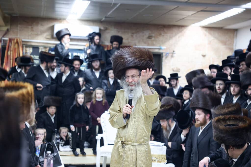 גלריה: הגה"צ רבי אלימלך בידרמן עם חבורת אש קודש 