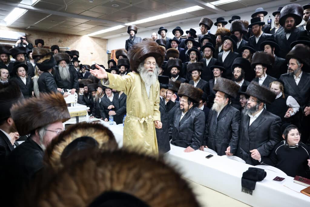 גלריה: הגה"צ רבי אלימלך בידרמן עם חבורת אש קודש 