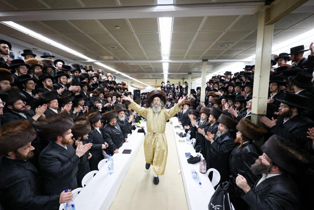 גלריה: הגה"צ רבי אלימלך בידרמן עם חבורת אש קודש 