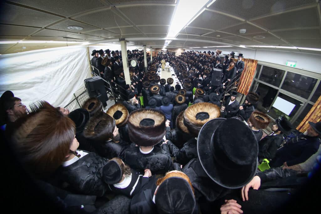 גלריה: הגה"צ רבי אלימלך בידרמן עם חבורת אש קודש 