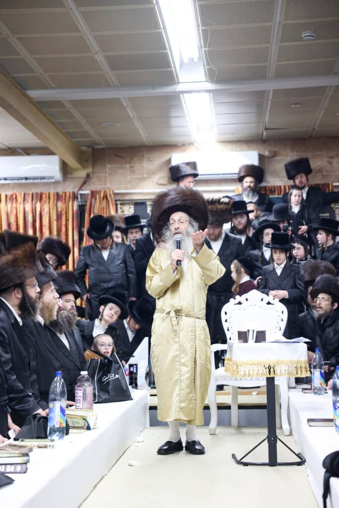 גלריה: הגה"צ רבי אלימלך בידרמן עם חבורת אש קודש 