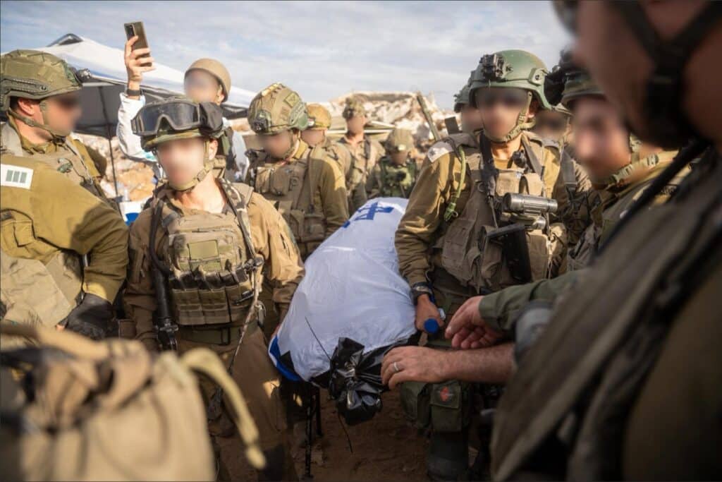 הלוחמים מזהים את רן גואילי ודומעים: תיעודים ממבצע החילוץ הלוחמים מזהים את רן גואילי ודומעים: תיעודים ממבצע החילוץ