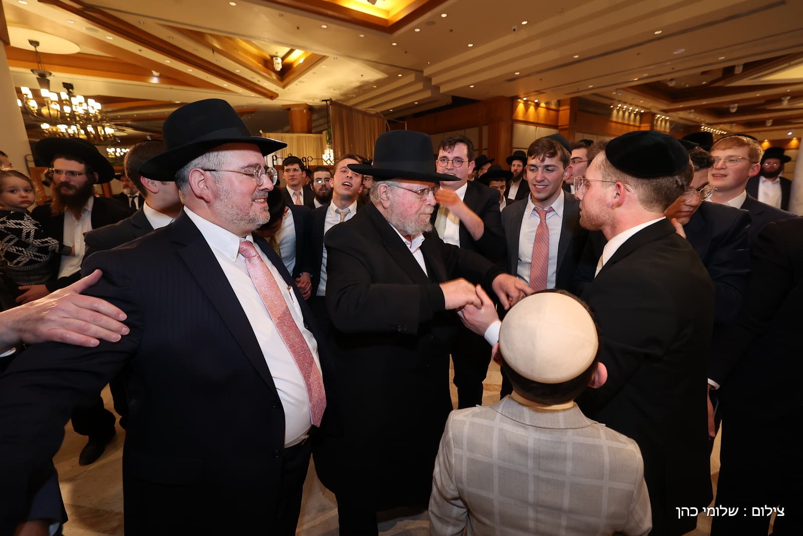 הרב של 'אסם' השיא את בנו - כולם עלו לאחל מזל טוב