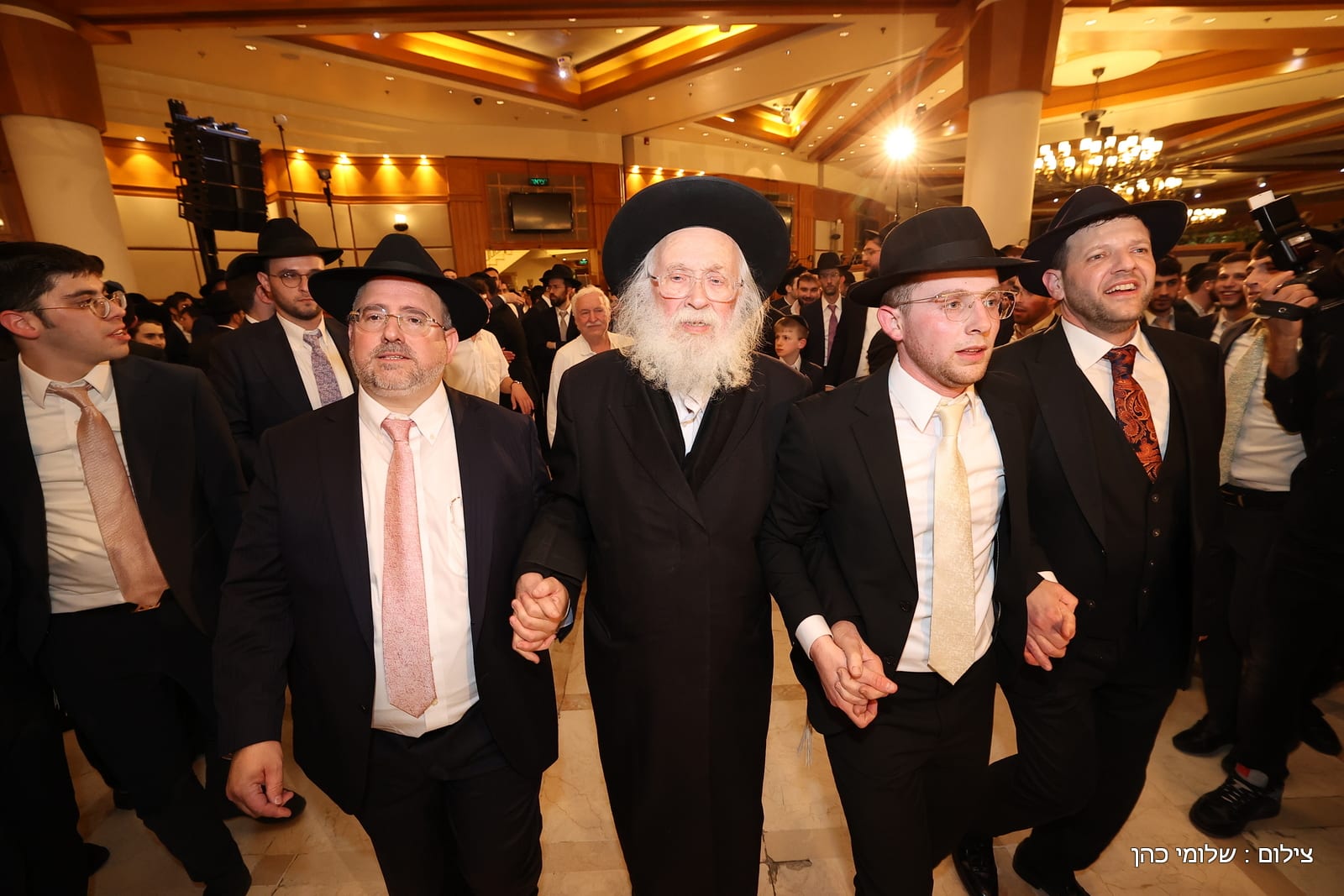 הרב של 'אסם' השיא את בנו - כולם עלו לאחל מזל טוב