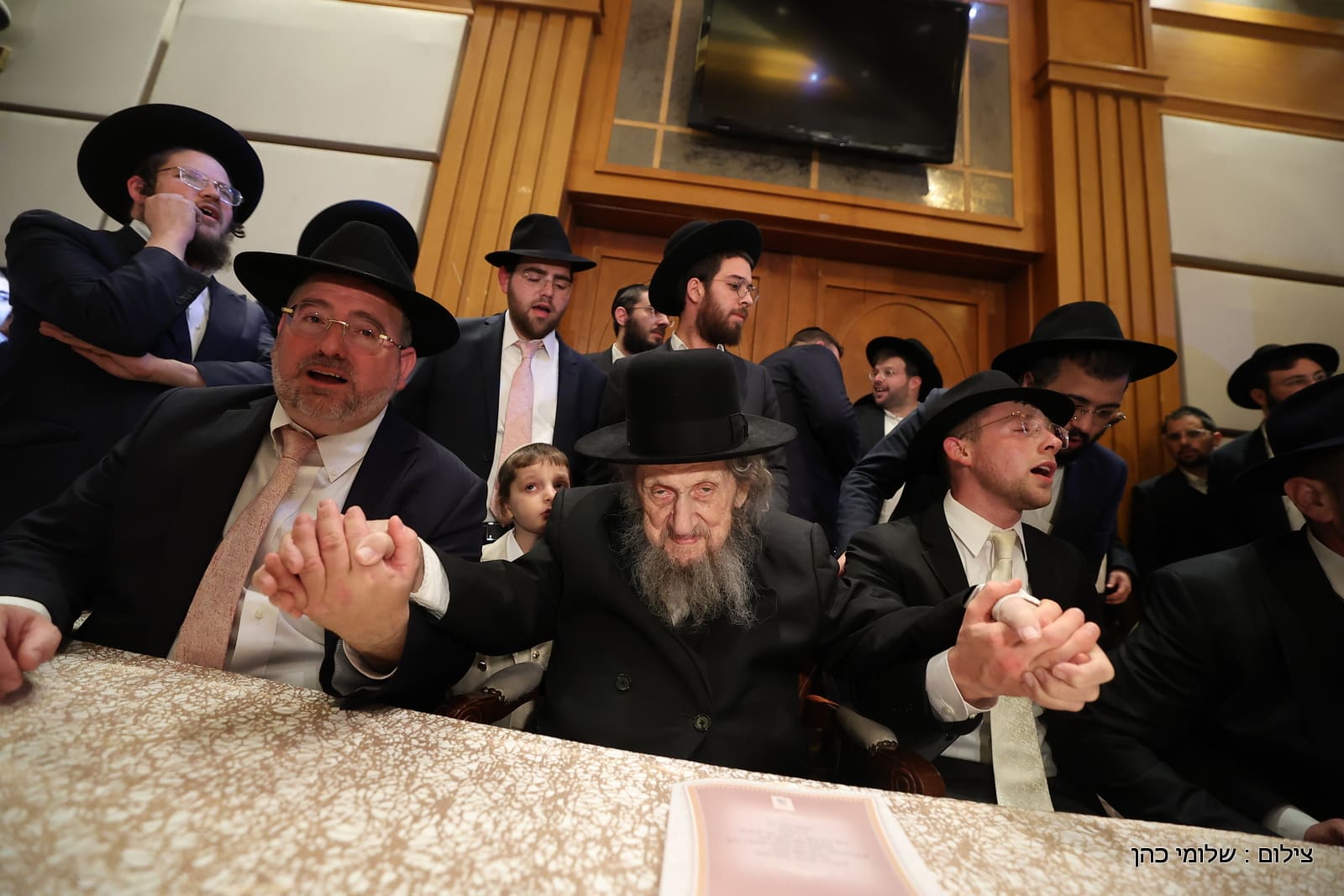 הרב של 'אסם' השיא את בנו - כולם עלו לאחל מזל טוב