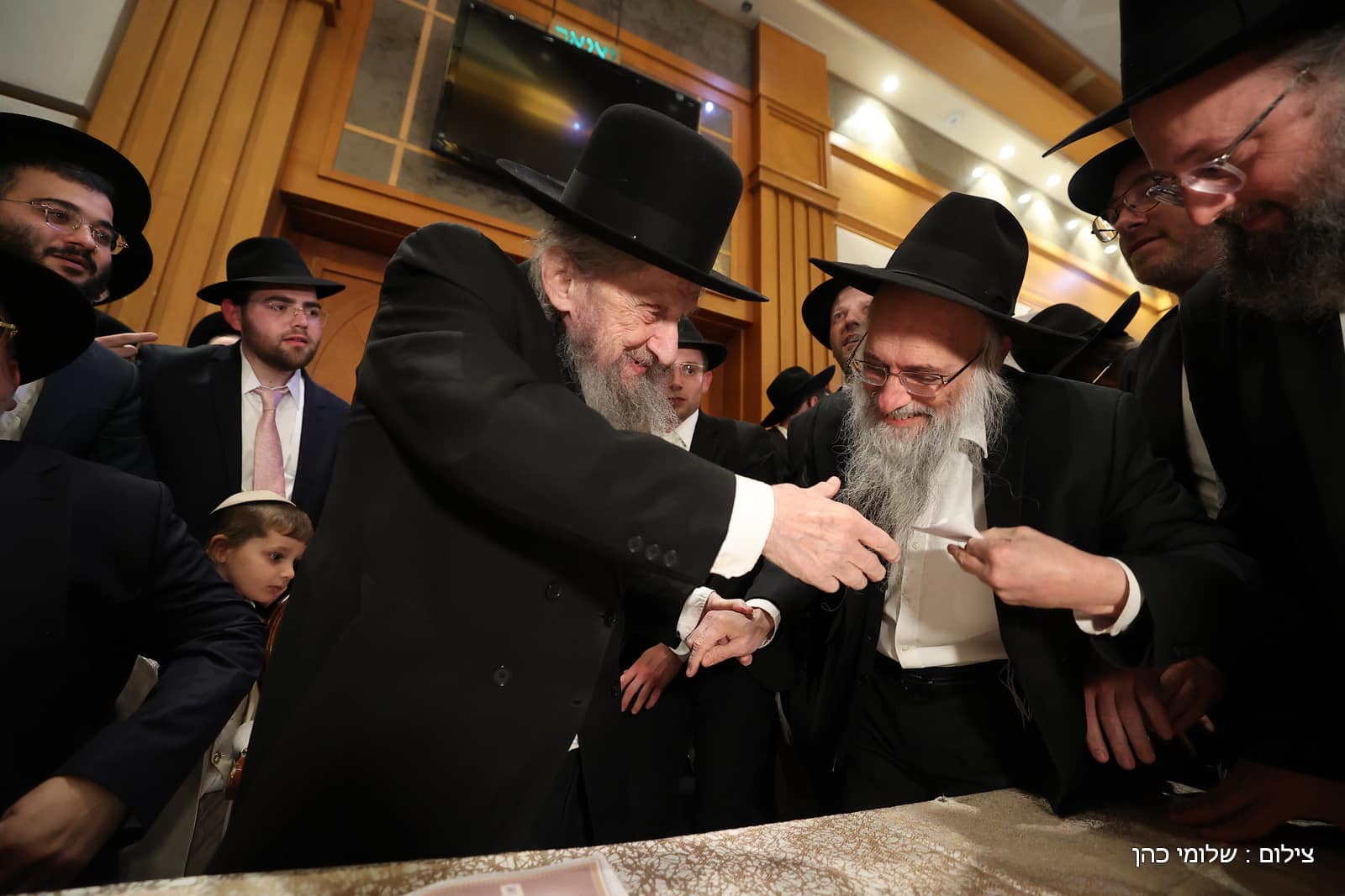 הרב של 'אסם' השיא את בנו - כולם עלו לאחל מזל טוב