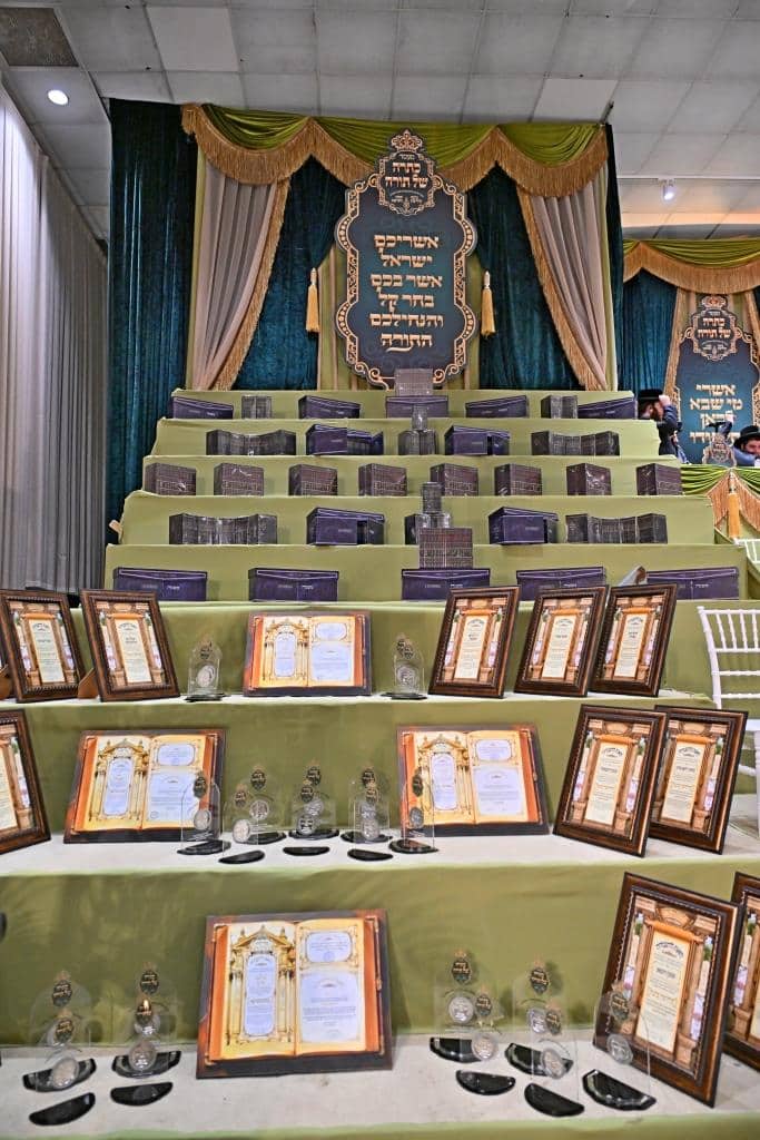 גלריה: מעמד כתרה של תורה למאות בחורי "תולדות אהרן" גלריה: מעמד כתרה של תורה למאות בחורי "תולדות אהרן"