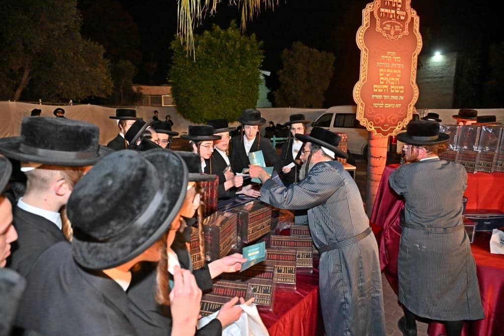 גלריה: מעמד כתרה של תורה למאות בחורי "תולדות אהרן" גלריה: מעמד כתרה של תורה למאות בחורי "תולדות אהרן"