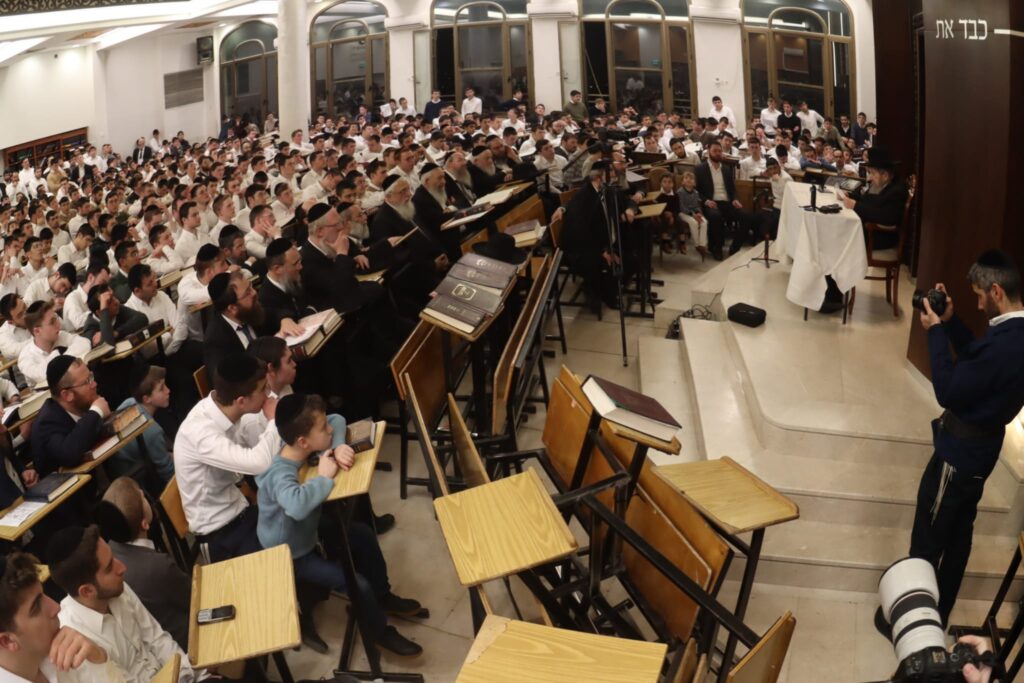 "עוצו עצה ותופר": כשמרן הגר"ד לנדו שר עם בחורי הישיבה