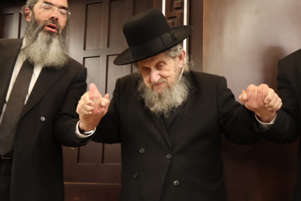 "עוצו עצה ותופר": כשמרן הגר"ד לנדו שר עם בחורי הישיבה