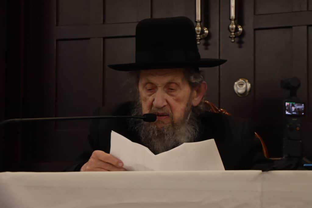 "עוצו עצה ותופר": כשמרן הגר"ד לנדו שר עם בחורי הישיבה